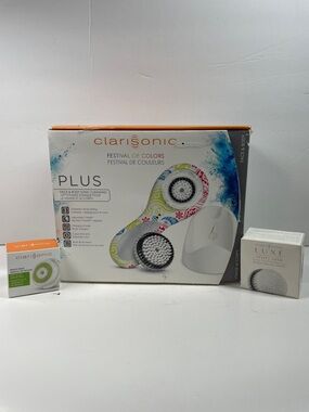 Clarisonic Plus facial sonic cleansing with 2 new replacement heads, charger